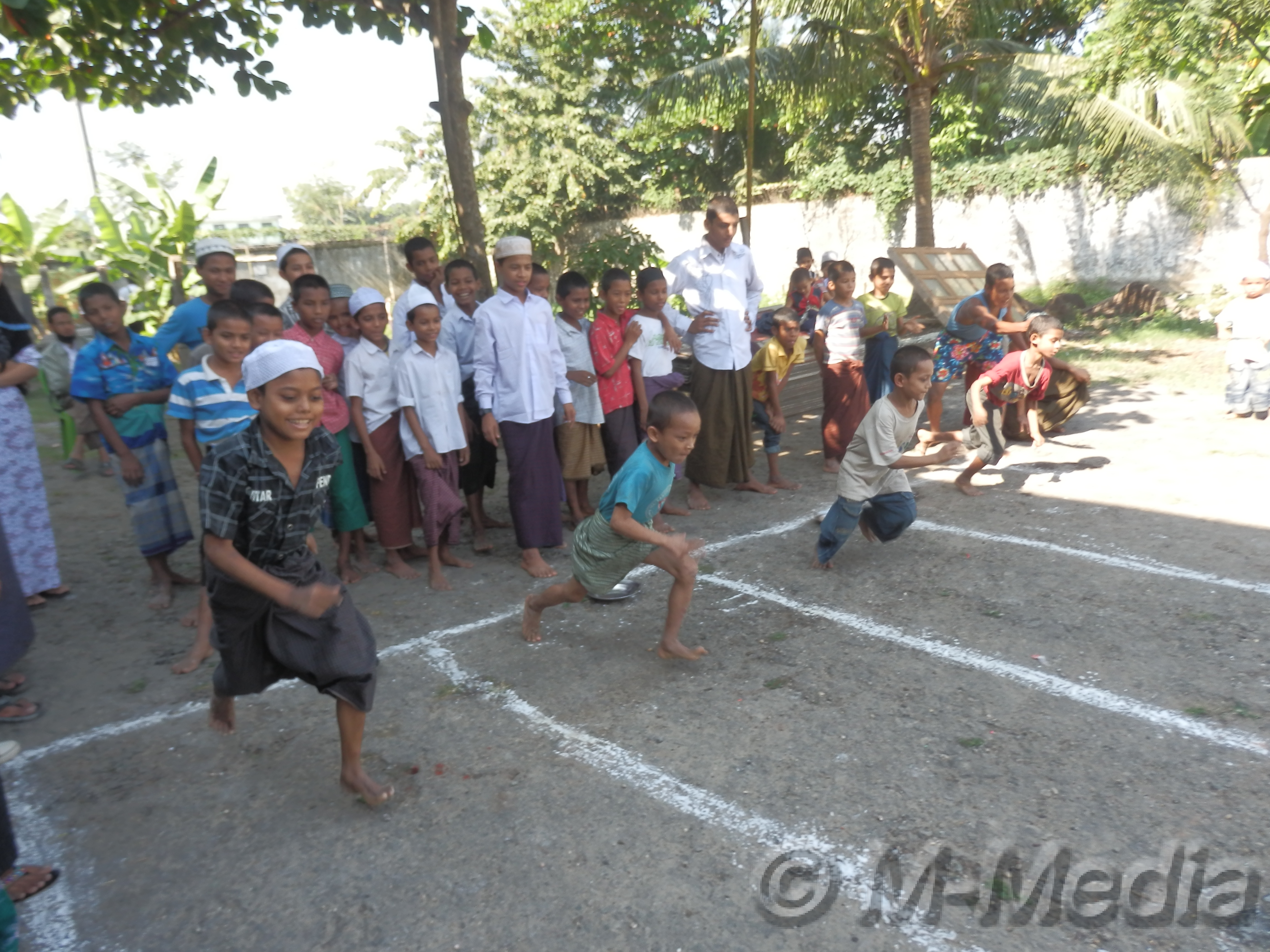 လြတ္လပ္ေရးေန႔ အထိမ္းအမွတ္ အားလူးေကာက္ၿပိဳင္ပြဲ ၀င္ေနပုံ