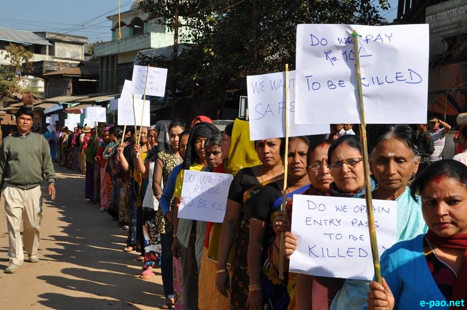 တမူးတြင္ အိႏၵိယ ကုန္သည္ႏွစ္ဦး အသတ္ခံရမႈ မိုးေရးျမိဳ႕ ေဒသခံမ်ား ဆႏၵျပ၊ အာဏာပိုင္မ်ား က်န္ရစ္မိသားစုအား နစ္နာေၾကးေပး