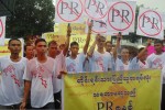 PR စနစ္ကန္႔ကြက္မႈကုိ မိုးသည္းထန္စြာ ႐ြာသြန္းေနသည့္ၾကားမွ တက္ၾကြလႈပ္႐ွားသူျပည္သူမ်ားက ဆႏၵေဖာ္ထုတ္ခဲ့ၾက