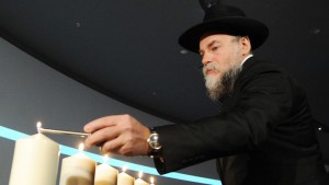 Lighting candles in memory of Holocaust victims