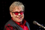 ARCHIV - Der britische Sänger und Musiker Elton John tritt zum Start seiner Tournee in Wetzlar anlässlich des Hessentages auf (Archivbild vom 01.06.2012). Z wie Zeremonie zum Schluss: Bei der Schlusszeremonie der Olympischen Spiele in London wird mit Popmusik, einem der größten britischen Exporterfolge, nochmals richtig gefeiert. Foto: Emily Wabitsch dpa (zu dpa 0250 vom 11.08.2012)  +++(c) dpa - Bildfunk+++