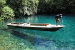 Warga Labuan Kelambu menambatkan perahu di dermaga kecil di lokasi ekowisata Labuan Cermin di Kampung Labuan Kelambu, Berau, Kalimantan Timur, Kamis (11/12). Labuan Cermin telah dialokasikan sebagai kawasan lindung dan dijadikan lokasi ekowisata unik yang memiliki lapisan air tawar di bagian atas dan air asin di kedalaman lima meter ke bawah. ANTARA FOTO/Virna Puspa Setyorini/Rei/nz/14.