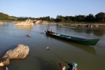 A man steers his boat at Myitsone, outside Myitkyina, the capital city of Kachin state, in northern Myanmar December 18, 2014.  REUTERS/Soe Zeya Tun