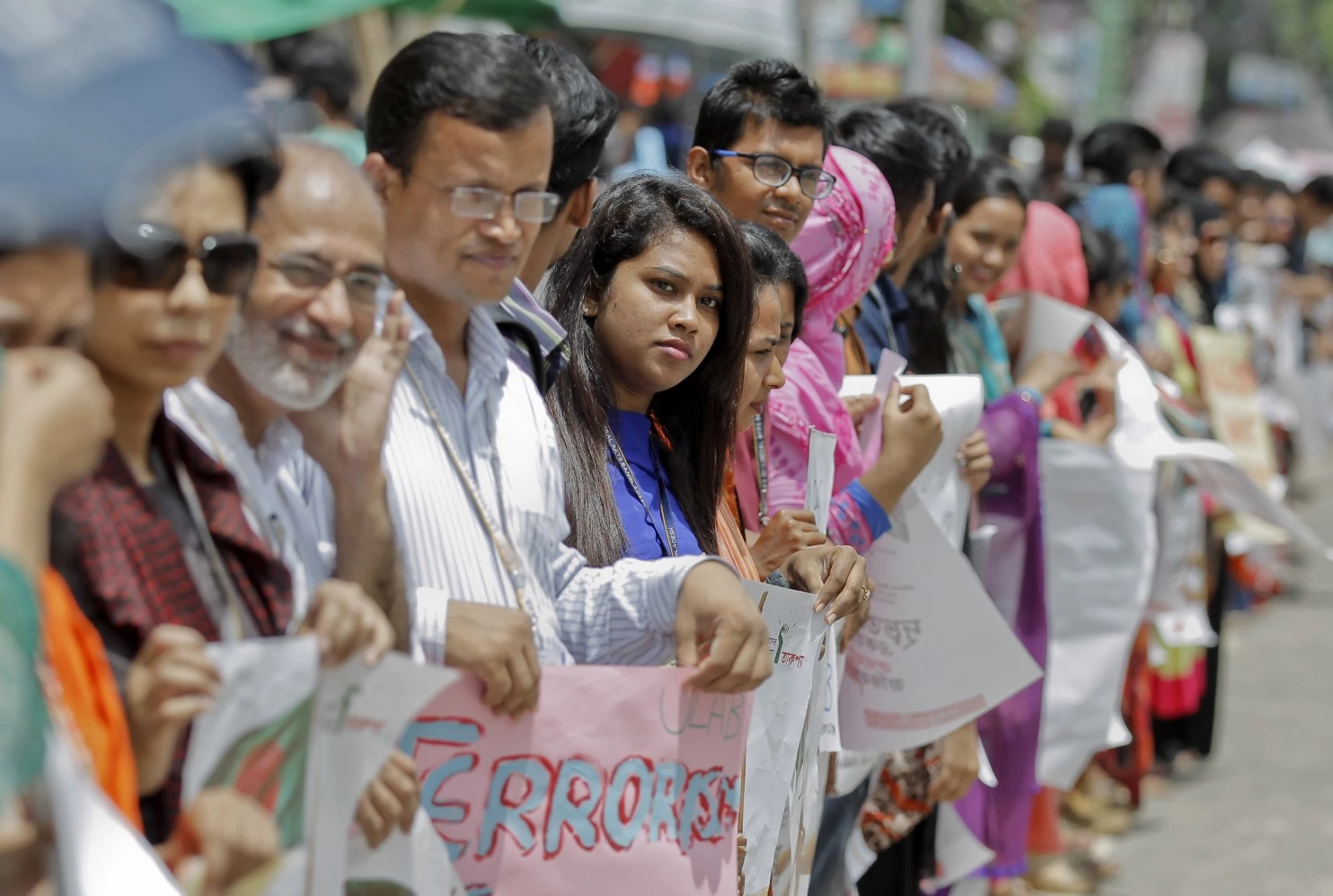 အၾကမ္းဖက္၀ါဒကုိဆန္႔က်င္သည့္ ဆႏၵျပမႈ ဘဂၤလားေဒ့ရွ္ေက်ာင္းသားမ်ား ျပဳလုပ္