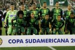 ေလယာဥ္ပ်က္က်ခဲ့သည့္ Chapecoense အသင္းကုိ ဆုဖလားခ်ီးျမႇင့္