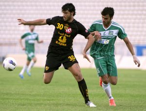 Al Qadsia's Omar Al Somah (L) challenges Al Arabi's Ahmed Abdulgafor during their Premier League soccer match in Kuwait City May 5, 2012.       REUTERS/Tariq AlAli (KUWAIT - Tags: SPORT SOCCER) - RTR31N0A