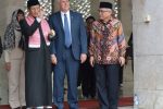 Nasarudin Umar (L) and Muhammad Muzammil Basyuni (R) show the Istiqlal grand mosque to US Vice President Mike Pence in Jakarta on April 20, 2017. 
US Vice President Mike Pence on April 20 praised Indonesia's moderate form of Islam as "an inspiration" at the start of a visit to the Muslim-majority country seen as a bid by his administration to heal divisions with the Islamic world. / AFP PHOTO / POOL / Adek BERRY