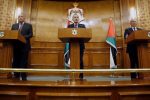 Jordan's Foreign Minister Ayman Safadi (C) speaks during a joint news conference with his Egyptian counterpart Sameh Shoukry (L) and Palestinian chief negotiator Saeb Erekat in Amman, Jordan May 14, 2017. REUTERS/Muhammad Hamed