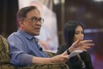 Datuk Seri Anwar Ibrahim during the dialoq session with youth and book launch
pic razak ghazali