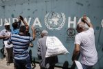 Employees of the UN Relief and Works Agency for Palestine Refugees in the Near East(UNRWA)and their families protest against job cuts announced by the agency outside its offices in Gaza City on July 31, 2018. / AFP PHOTO / SAID KHATIB