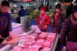 A vendor cuts a pig's liver for a customer at a market in Beijing, China December 26, 2018. Picture taken December 26, 2018. REUTERS/Jason Lee - RC1E551B5FF0