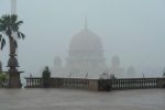 PUTRAJAYA, 14 Sept -- Gambar ini dirakam dari Bangunan Perdana Putra sekitar 11 pagi tadi ketika hujan lebat yang diharap dapat mengurangkan keadaan jerebu yang berada pada bacaan Indeks Pencemaran Udara (IPU) 161 iaitu kategori tidak sihat.
--fotoBERNAMA (2019) HAK CIPTA TERPELIHARA