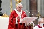 FILE PHOTO: Pope Francis leads the Pentecost Mass at St. Peter's Basilica at the Vatican May 23, 2021. REUTERS/Remo Casilli/File Photo